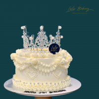 White Vintage Tiara Cake