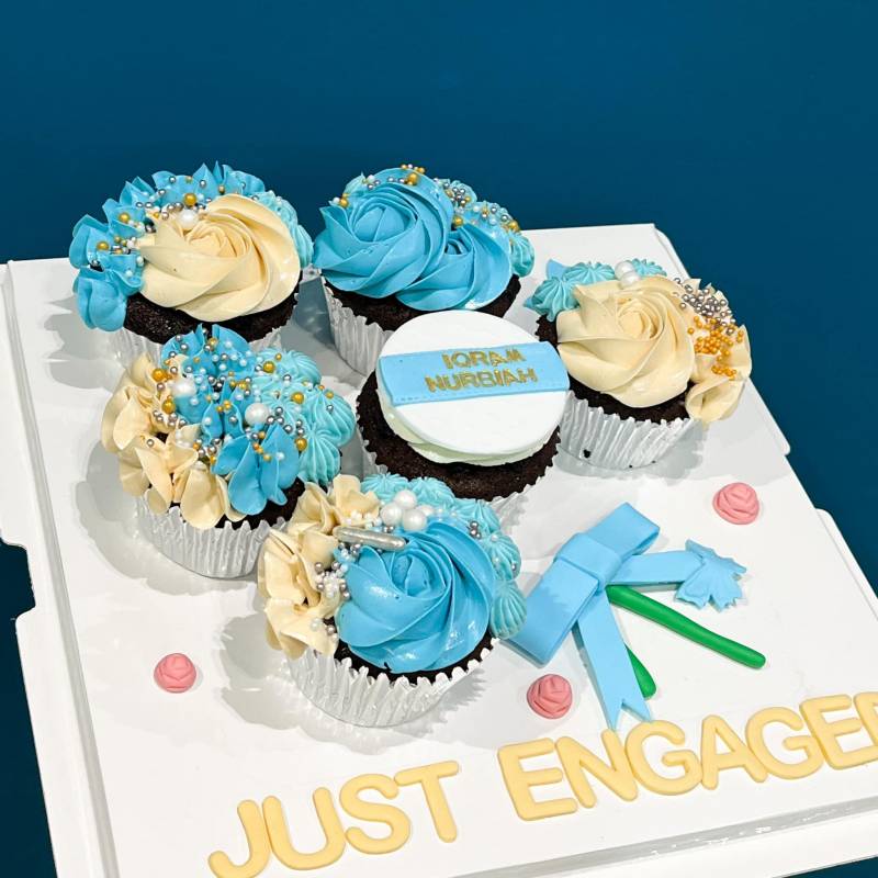Blue Flowers Bouquet Cupcakes